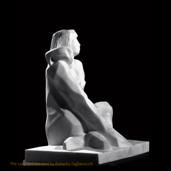 LA DAME ET L'OISEAU - Sculpture en marbre de Carrare de Roberto Tagliazucchi